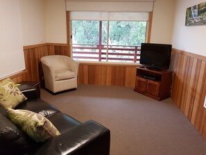 Villa, 1 Schlafzimmer, barrierefrei | Wohnbereich | LCD-Fernseher, DVD-Player