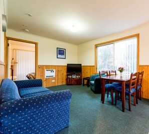 Una televisión LCD, un reproductor de DVD