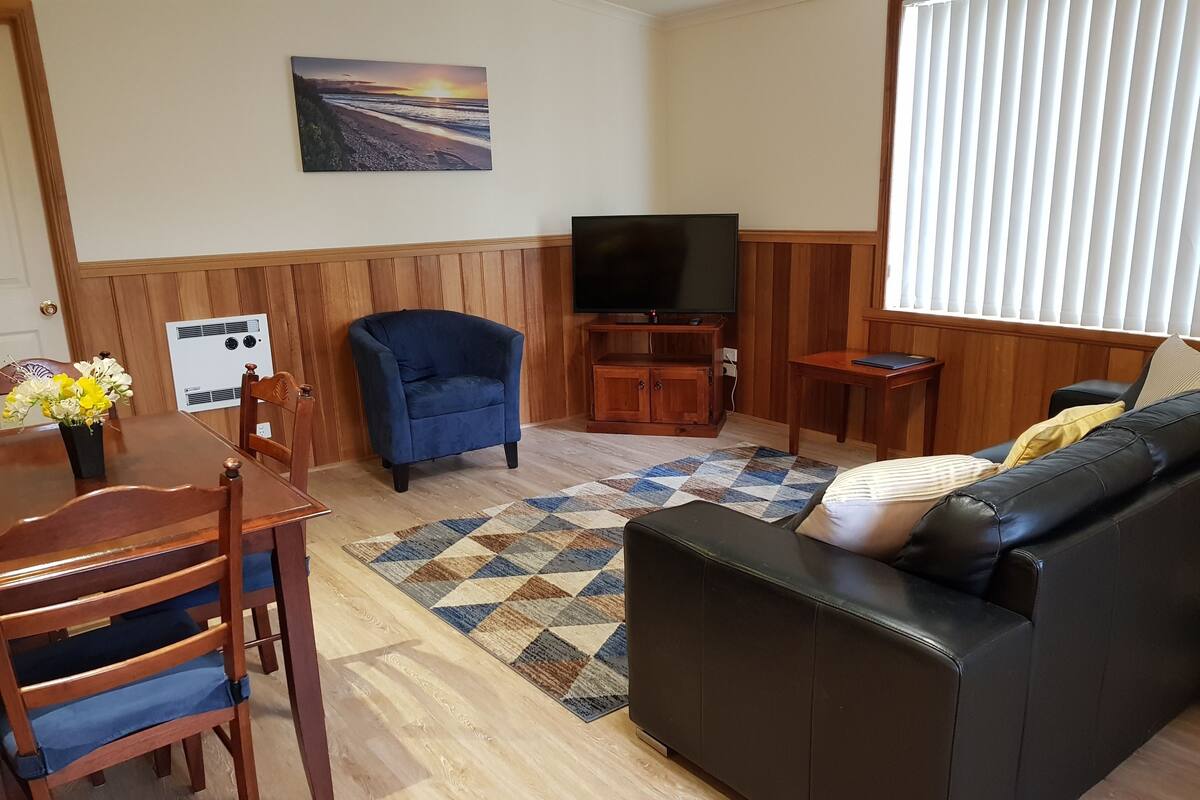 Villa, 2 Bedrooms (2 Queen Beds) | Living area