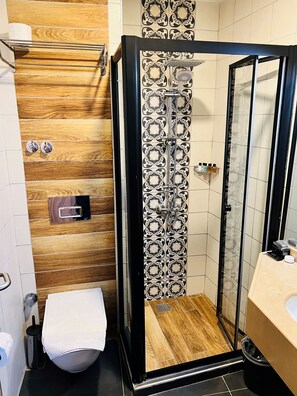 Shower, hydromassage showerhead, free toiletries, hair dryer