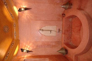 Double Room (Califs) | Bathroom | Shower, hair dryer, towels - Riad Elsagaya (Marrakech)