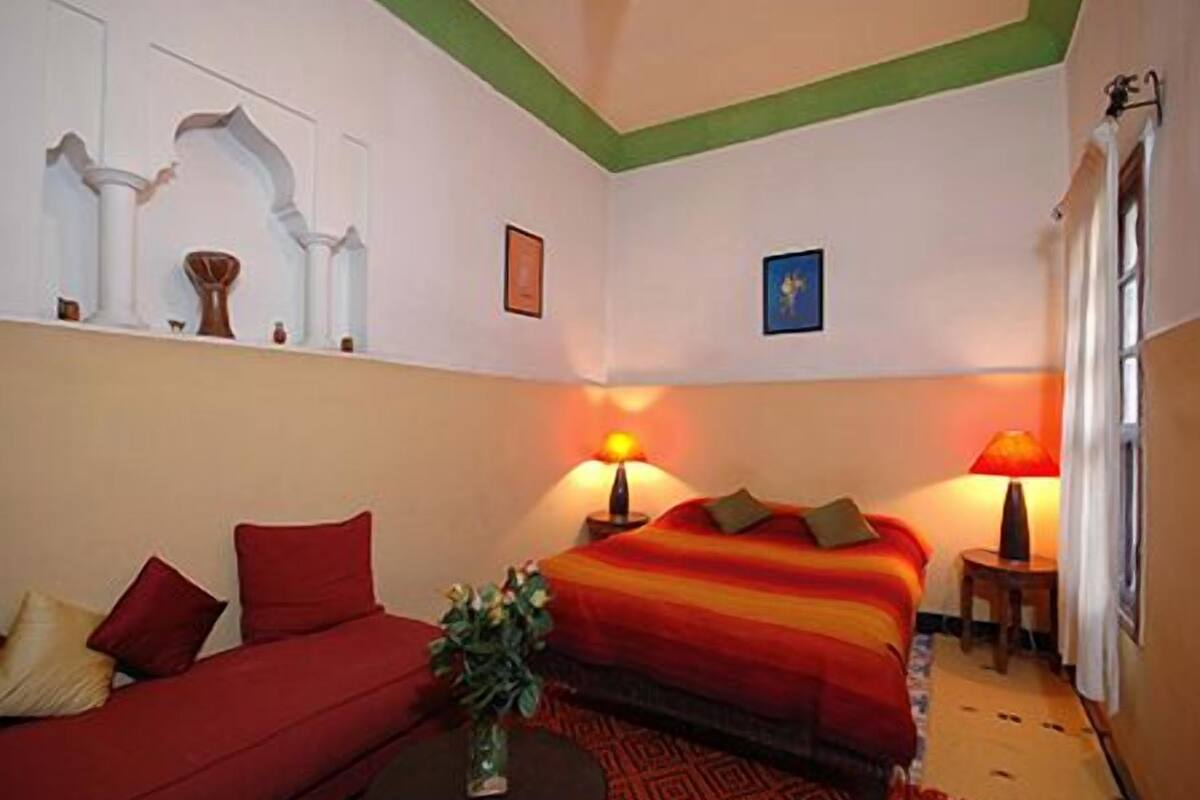 Colchones con pillow-top y caja de seguridad en la habitación