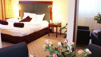 Caja de seguridad en la habitación y escritorio