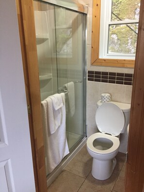 Room, 1 Queen Bed | Bathroom