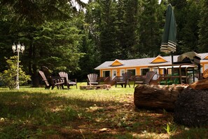 Un chalet doté d’une terrasse et construit en rondins de bois.