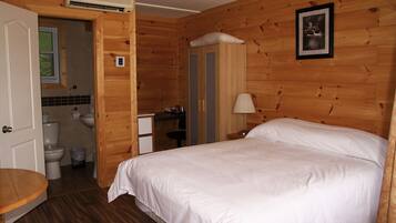 Room, 1 Queen Bed | Free WiFi, bed sheets