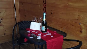 Room, 1 Queen Bed | Free WiFi, bed sheets