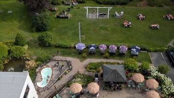 Piscina a l'aire lliure de temporada (horari: 11:00-20:00) i para-sols