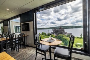 2 restaurantes; se sirve desayuno, almuerzo, cena y brunch