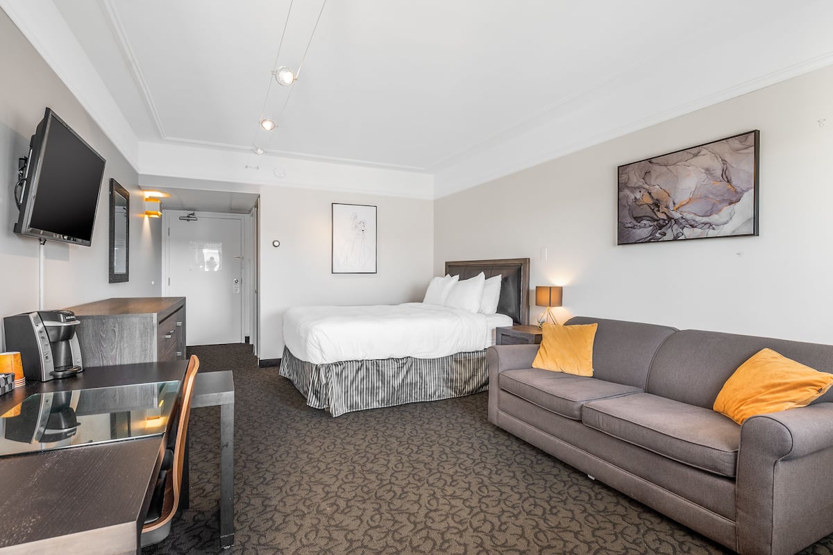 Superior Room, 1 Queen Bed, Lake View