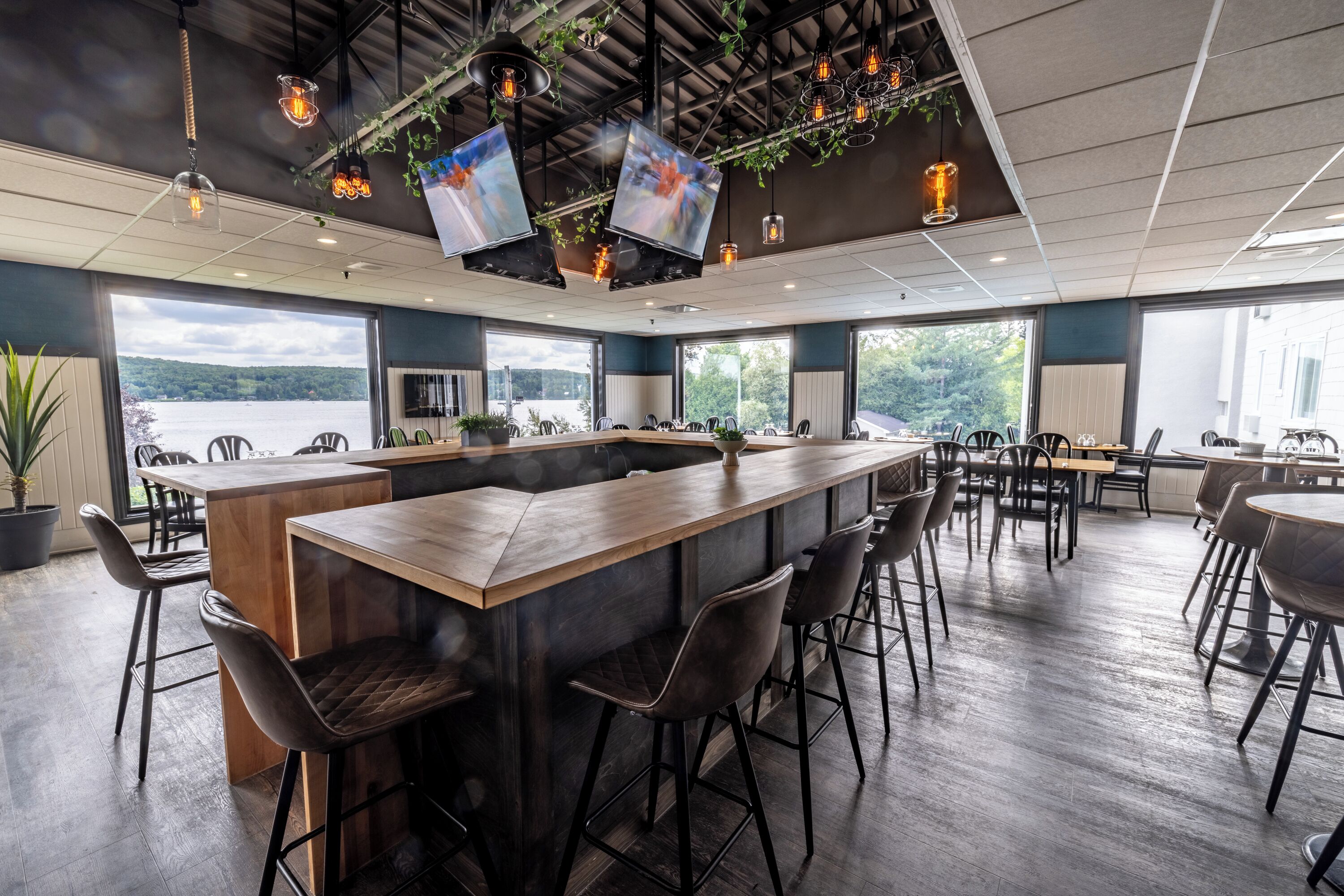 2 restaurants, breakfast served