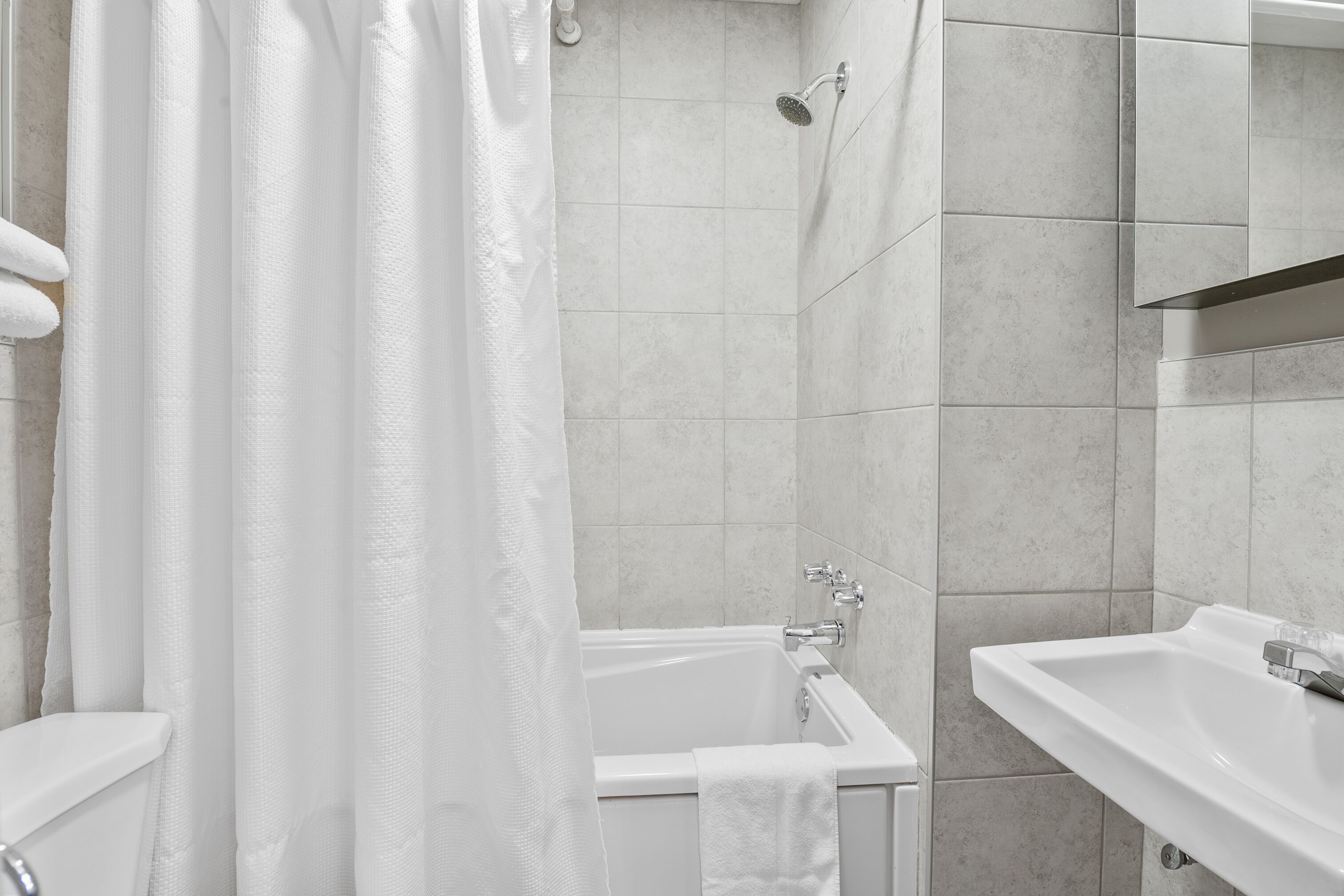 standard room, 1 queen bed, city view | bathroom | hair dryer, bathrobes, towels, soap