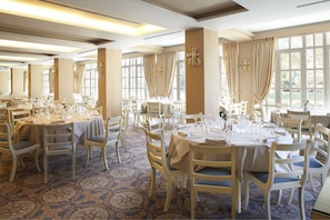 Breakfast, lunch, dinner served; international cuisine, garden views