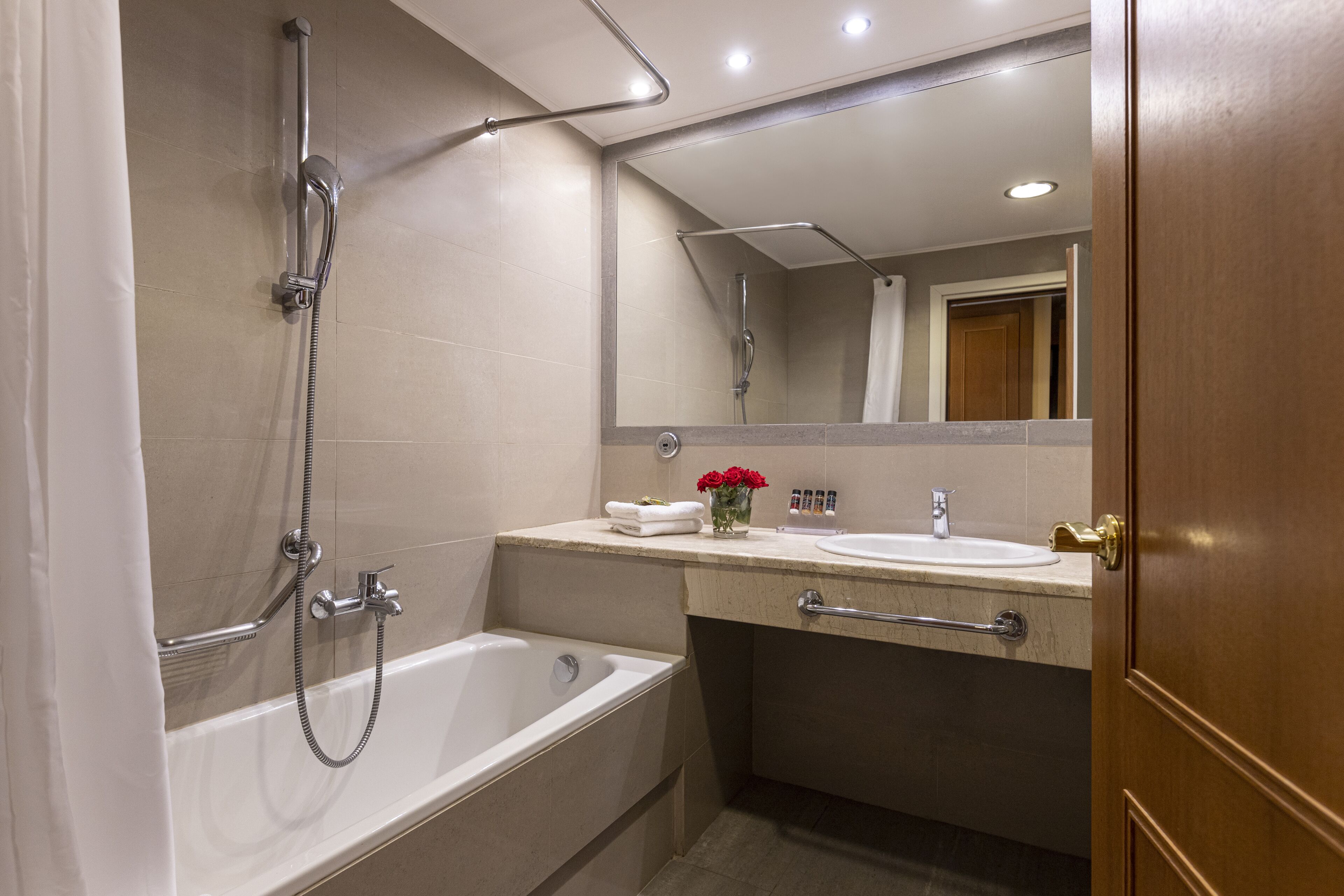 combined shower/bathtub, rainfall showerhead, free toiletries