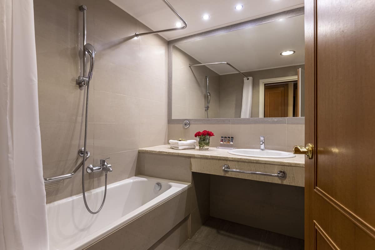 combined shower/bathtub, rainfall showerhead, free toiletries