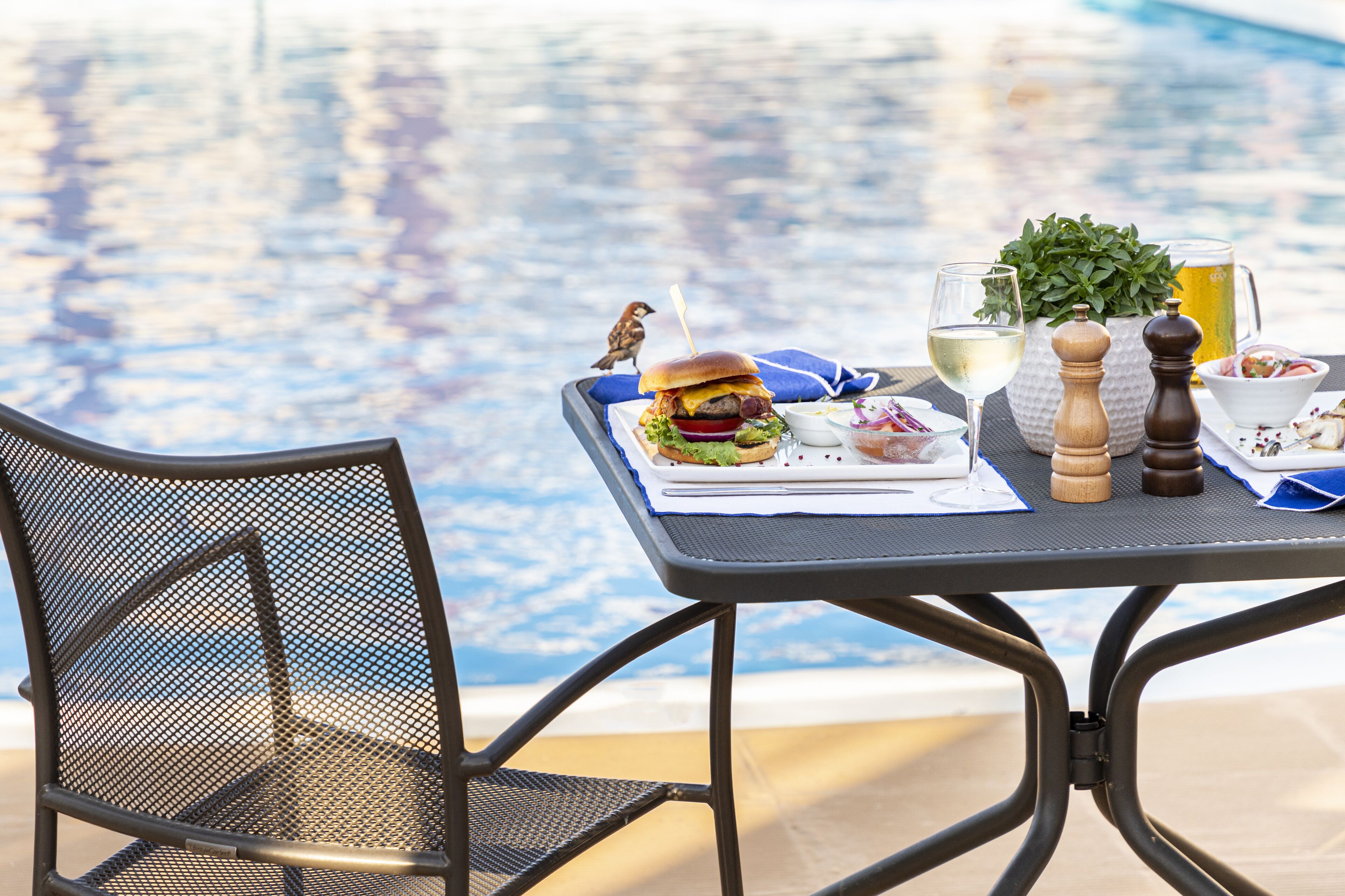 Una piscina al aire libre de temporada, sombrillas