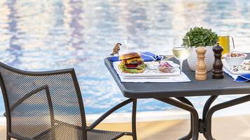 Piscina externa sazonal, guarda-sóis, espreguiçadeiras