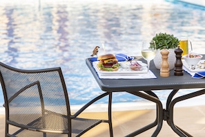 Een seizoensgebonden buitenzwembad en parasols bij het zwembad