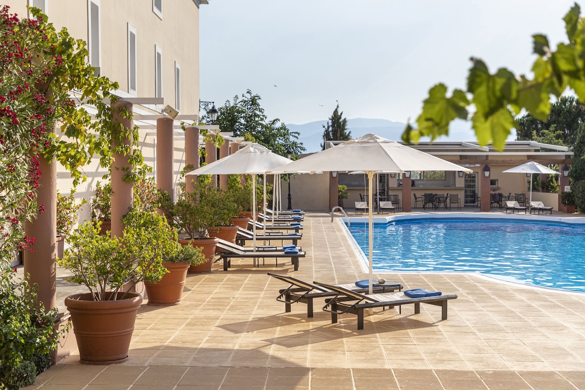Seasonal outdoor pool, pool umbrellas, sun loungers