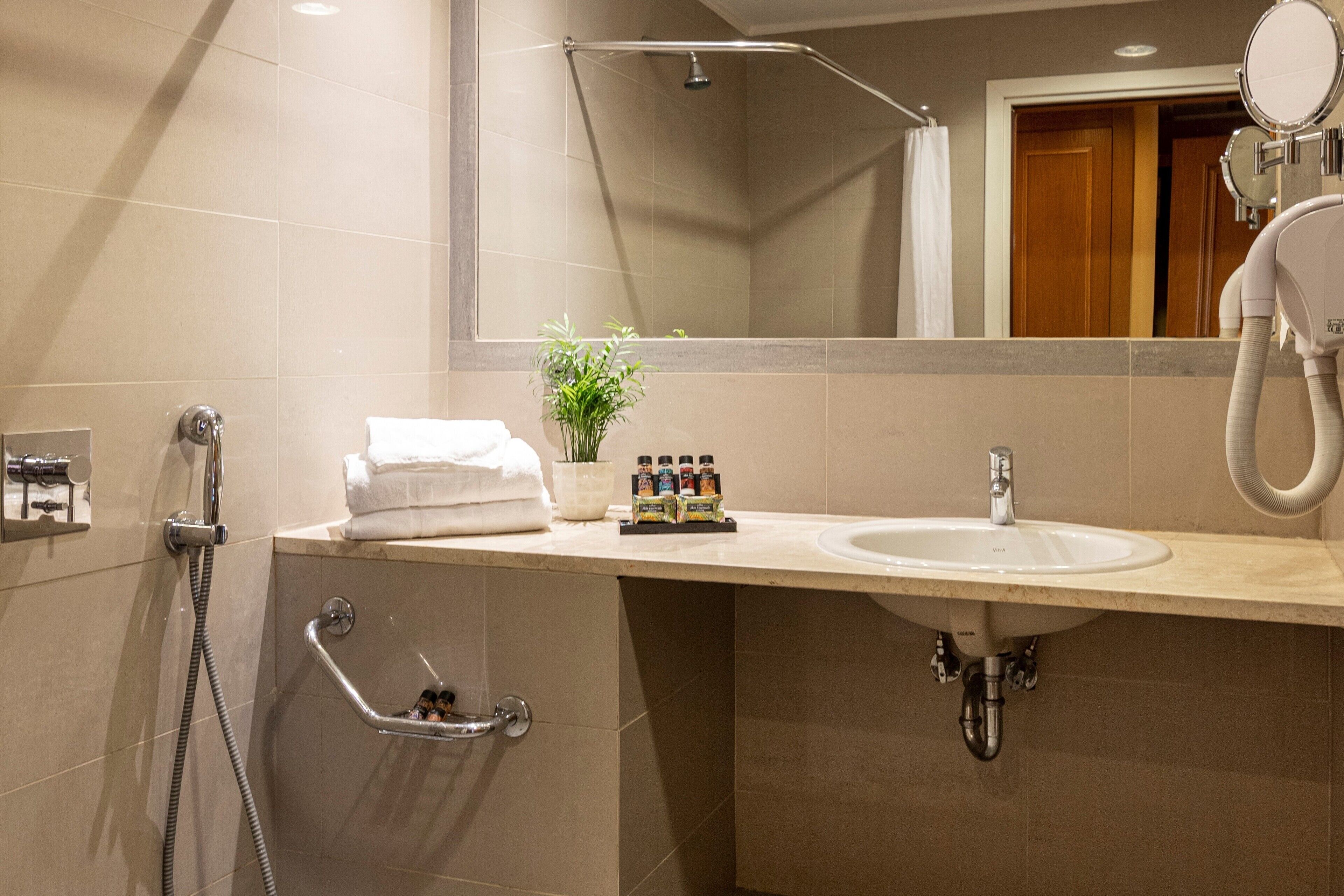 combined shower/bathtub, rainfall showerhead, free toiletries