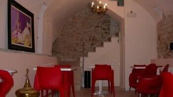 Tägliches einheimisches Frühstück (5 EUR pro Person)