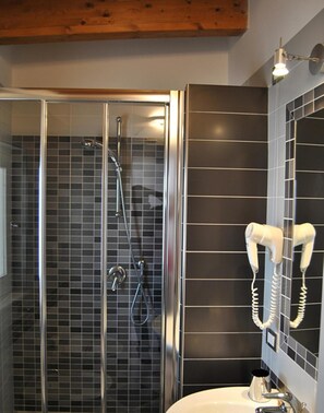 Douche, douche à « effet pluie », articles de toilette gratuits