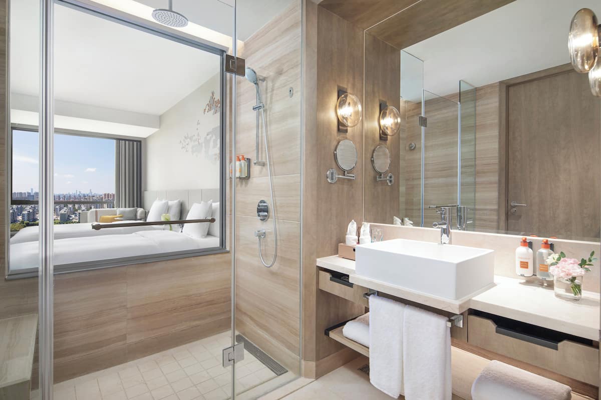 Combined shower/tub, deep soaking tub, rainfall showerhead