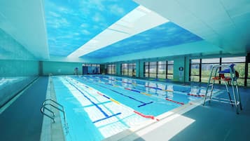 Kapalı yüzme havuzu