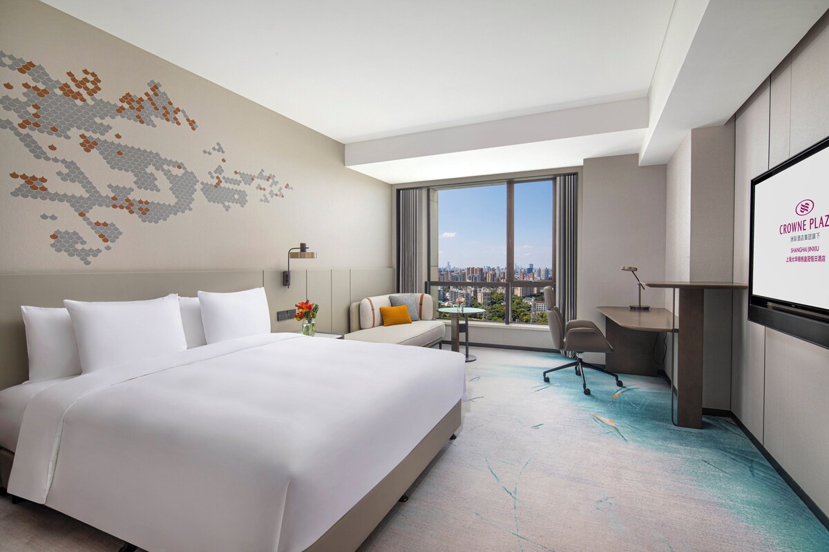 Premium bedding, down duvets, pillow-top beds, minibar