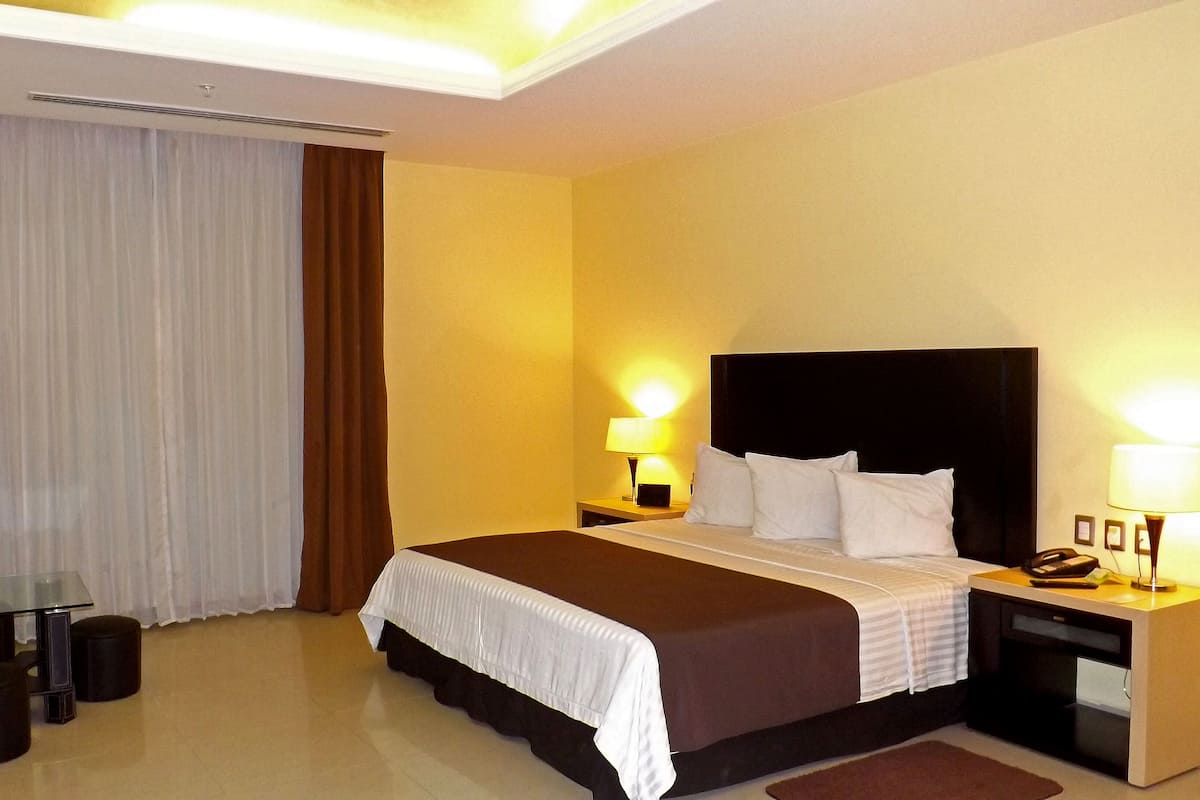 Down comforters, in-room safe, desk, blackout drapes