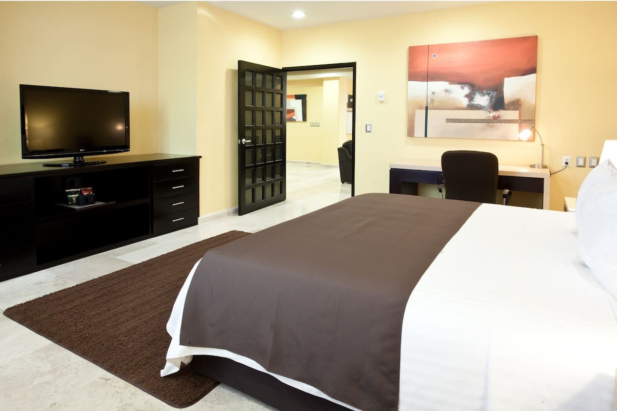 executive room, 1 king bed | down duvets, in-room safe, individually furnished, desk