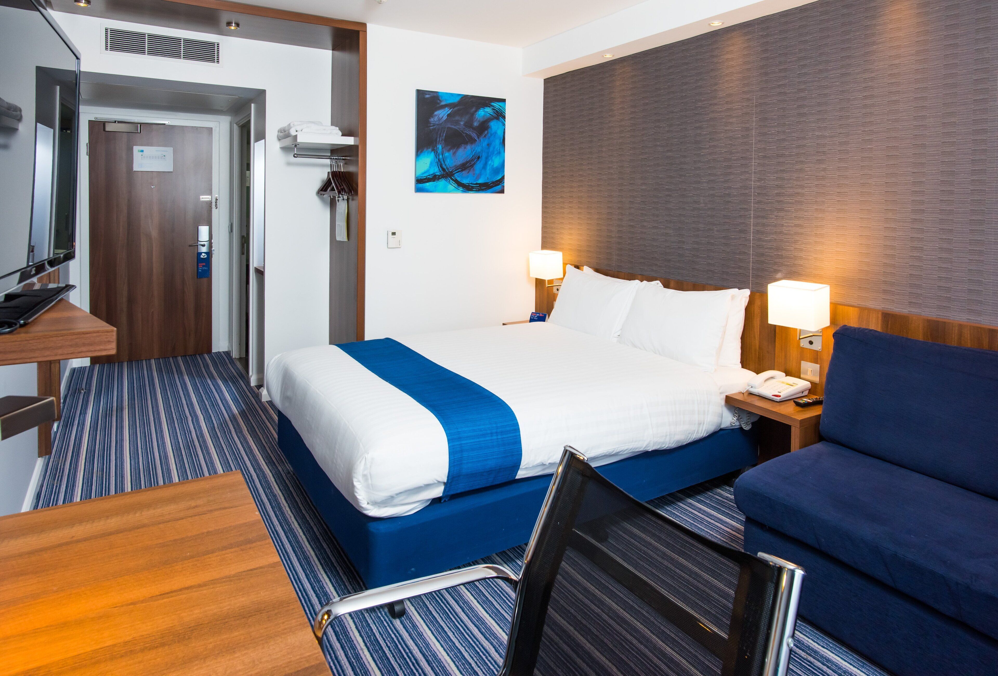 desk, free cots/infant beds, free wifi, bed sheets