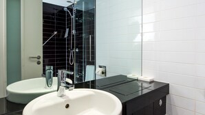 Ducha, secador de pelo, toallas