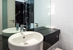 Douche, sèche-cheveux, serviettes fournies