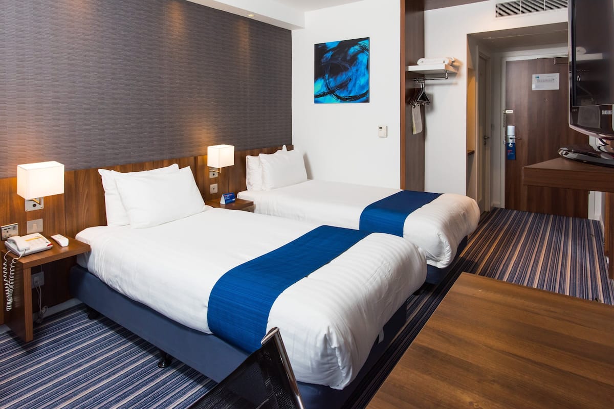 Habitación estándar, 2 camas individuales | Escritorio, cunas gratuitas, wifi gratis y ropa de cama