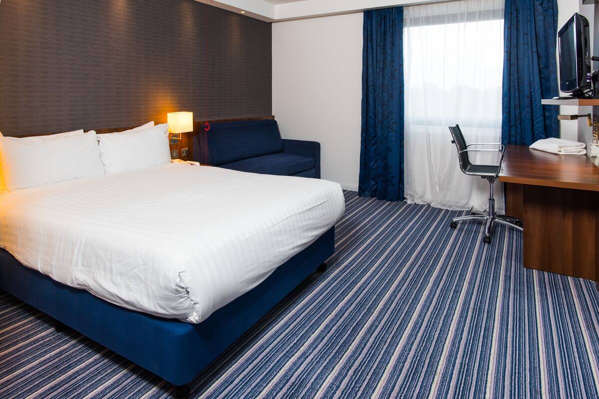 Escritorio, cunas gratuitas, wifi gratis y ropa de cama