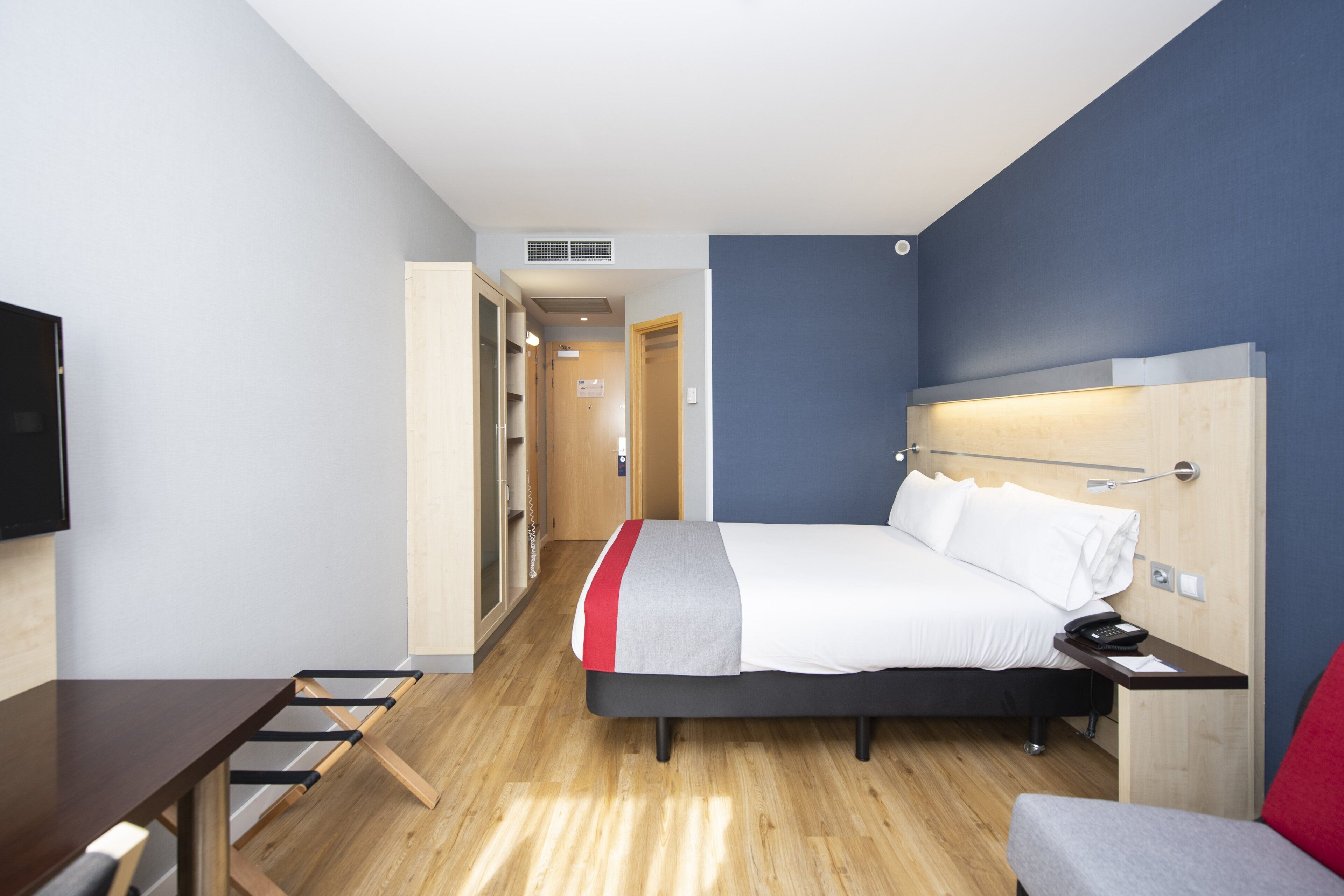 standard room, 1 queen bed with sofa bed | 1 bedroom, in-room safe, individually furnished, desk