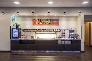 Café da manhã com buffet grátis todos os dias