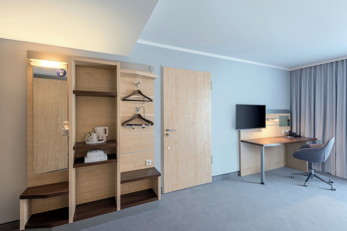 Standard Room, 1 Queen Bed, Accessible