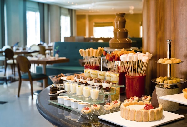 Un buffet proposant une variété de desserts et une fontaine de chocolat chaud.
