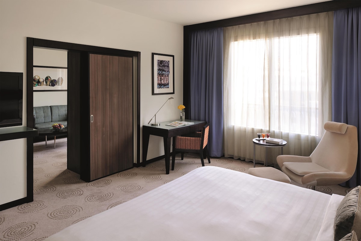 AVANI Executive Suite, Living Area, Early Check-In & Late Check-Out, Happy Hours,Rooftop Pool Access | ผ้าปูที่นอนฝ้ายอียิปต์, เครื่องนอนระดับพรีเมียม, ผ้านวมขนเป็ด, มินิบาร์