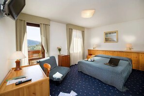 Habitación clásica doble, balcón (Free Access Wellness Centre) | Ropa de cama de alta calidad, edredones de plumas, minibar y caja fuerte