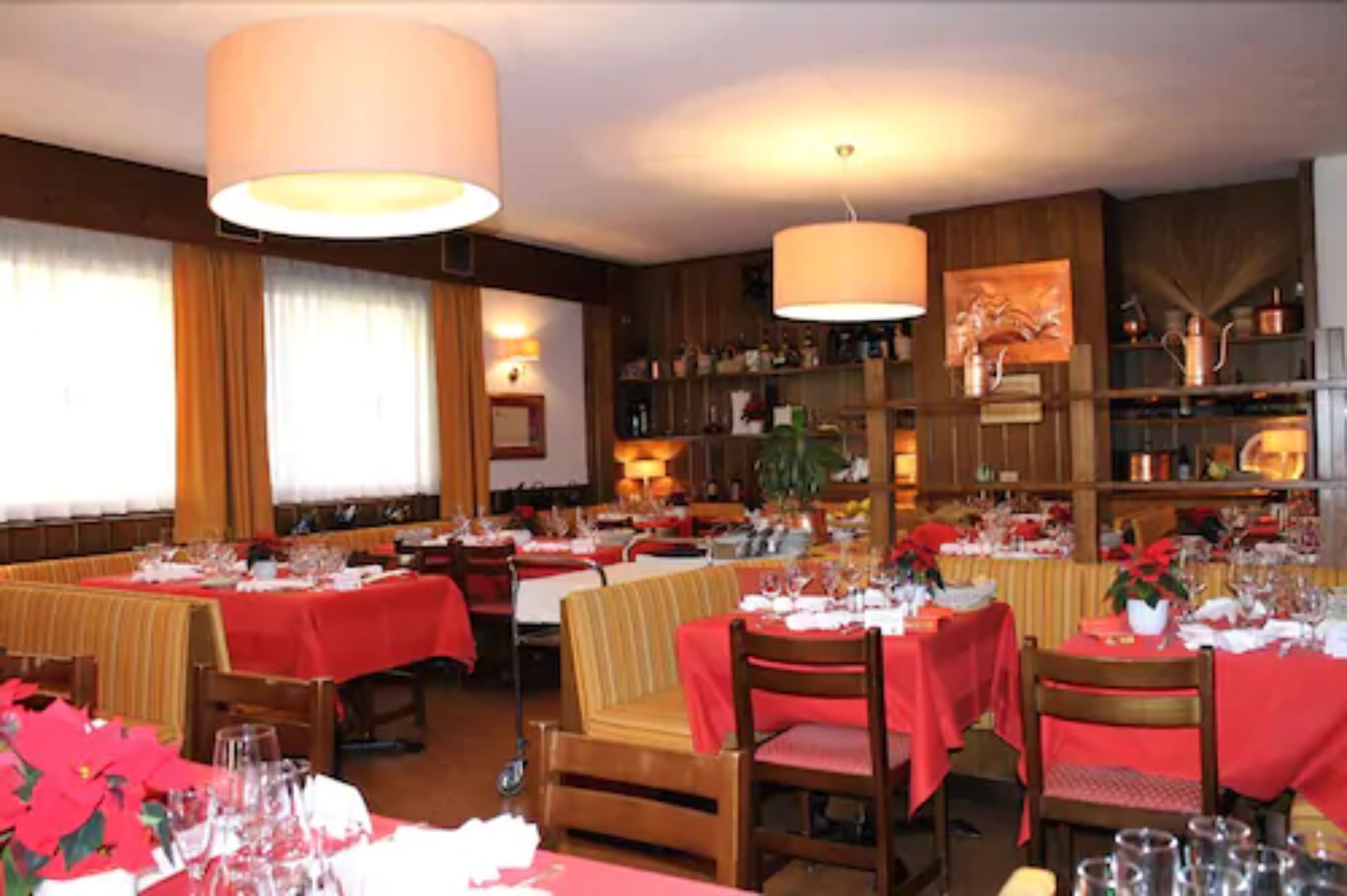 breakfast, lunch and dinner served