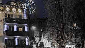 A hotel with illuminated signage, balconies, and a Christmas tree. - Hotel Sassella (Grosio)