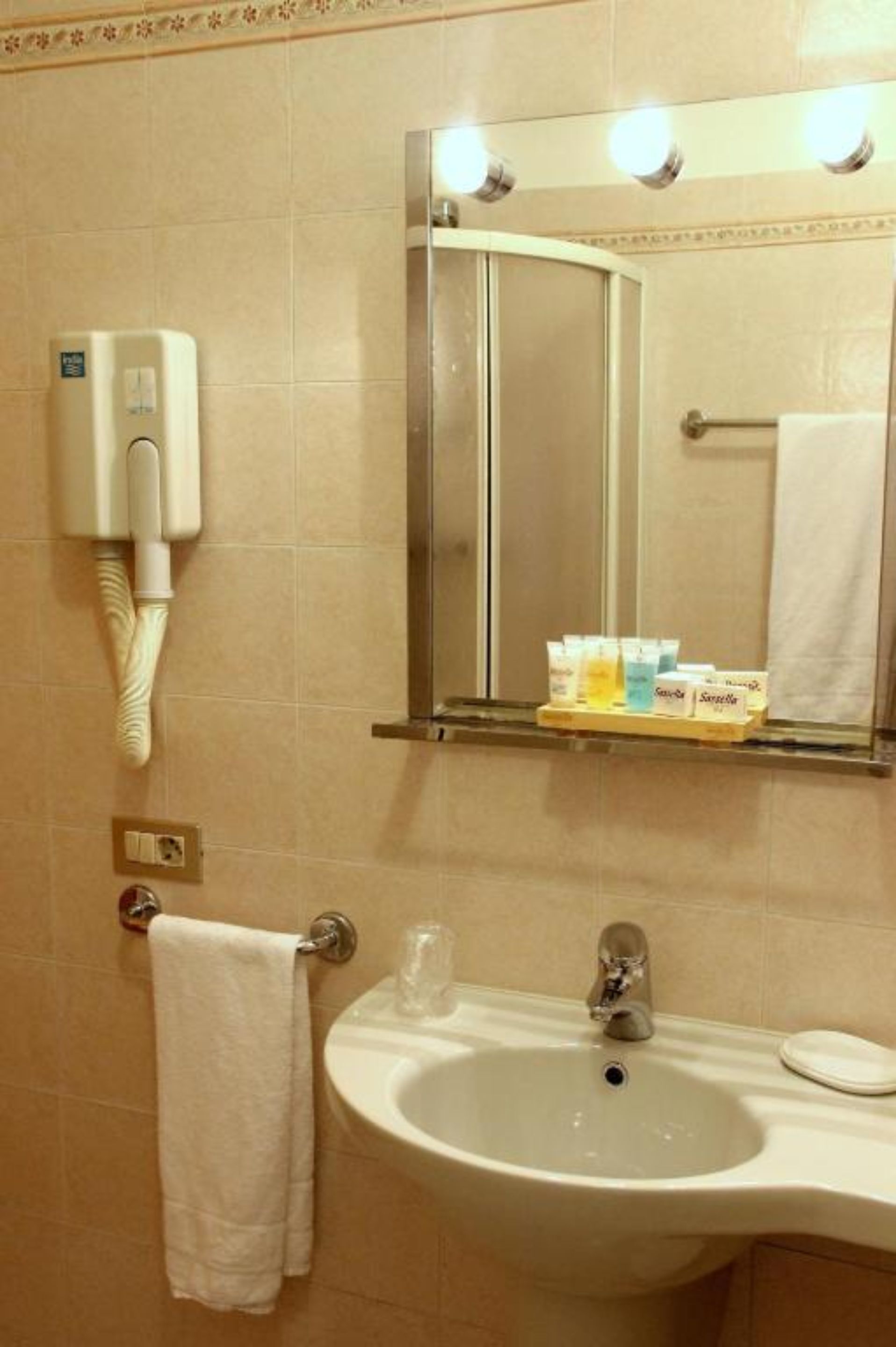 superior single room (free access wellness centre) | bathroom | shower, eco-friendly toiletries, hair dryer, bathrobes