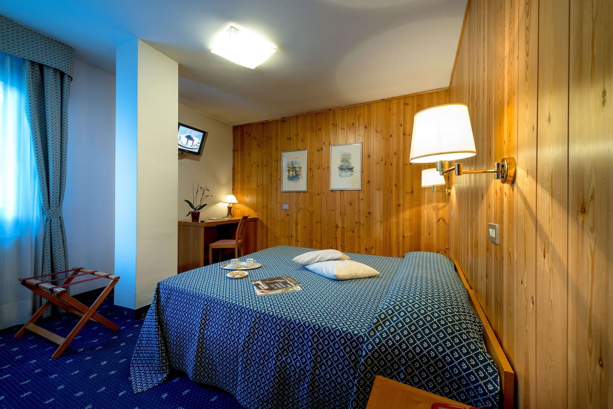 Premium bedding, down duvets, minibar, in-room safe