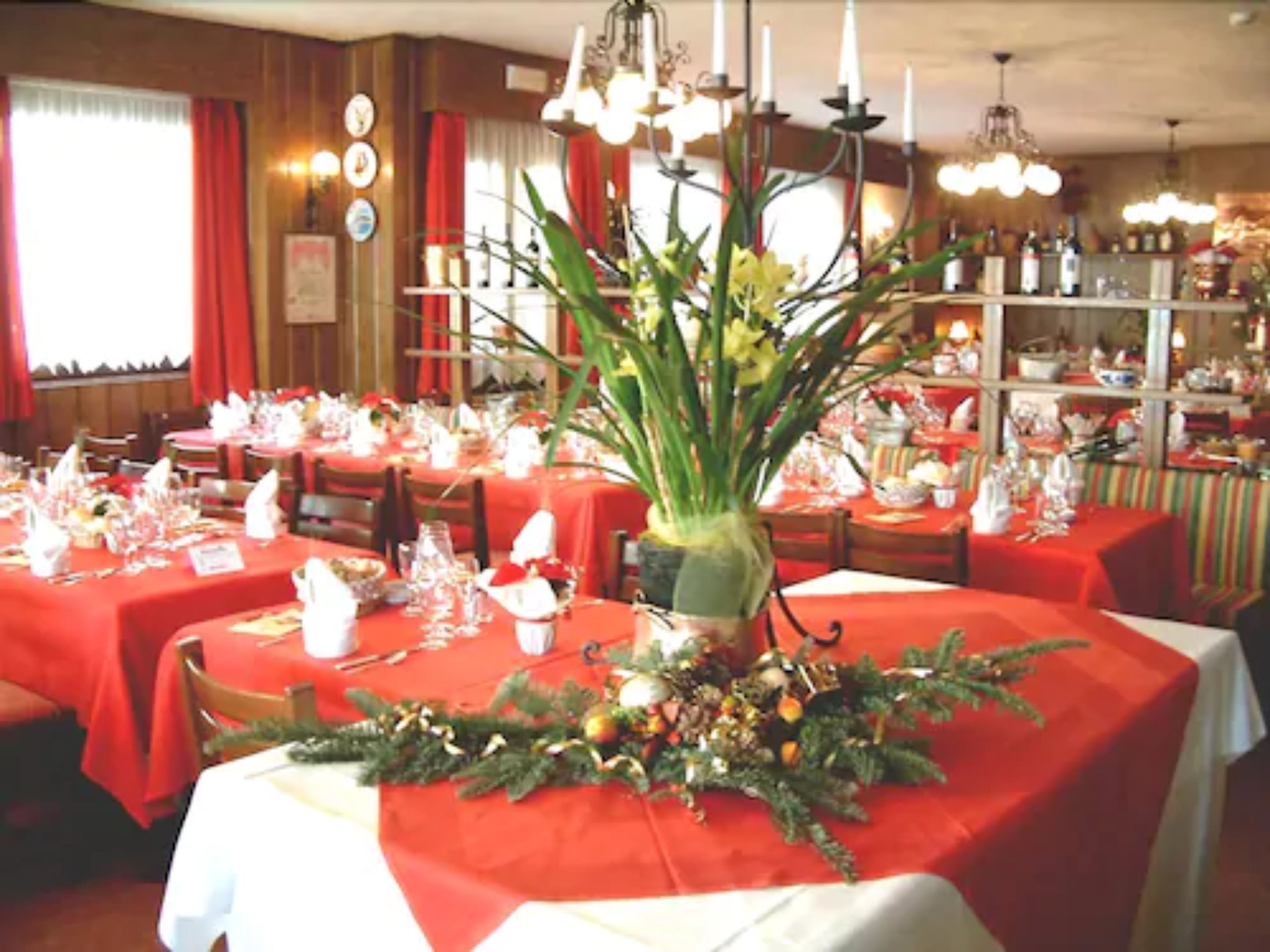 breakfast, lunch and dinner served