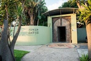 Property entrance - Singa Lodge - Lion Roars Hotels & Lodge (Gqeberha (Port Elizabeth))