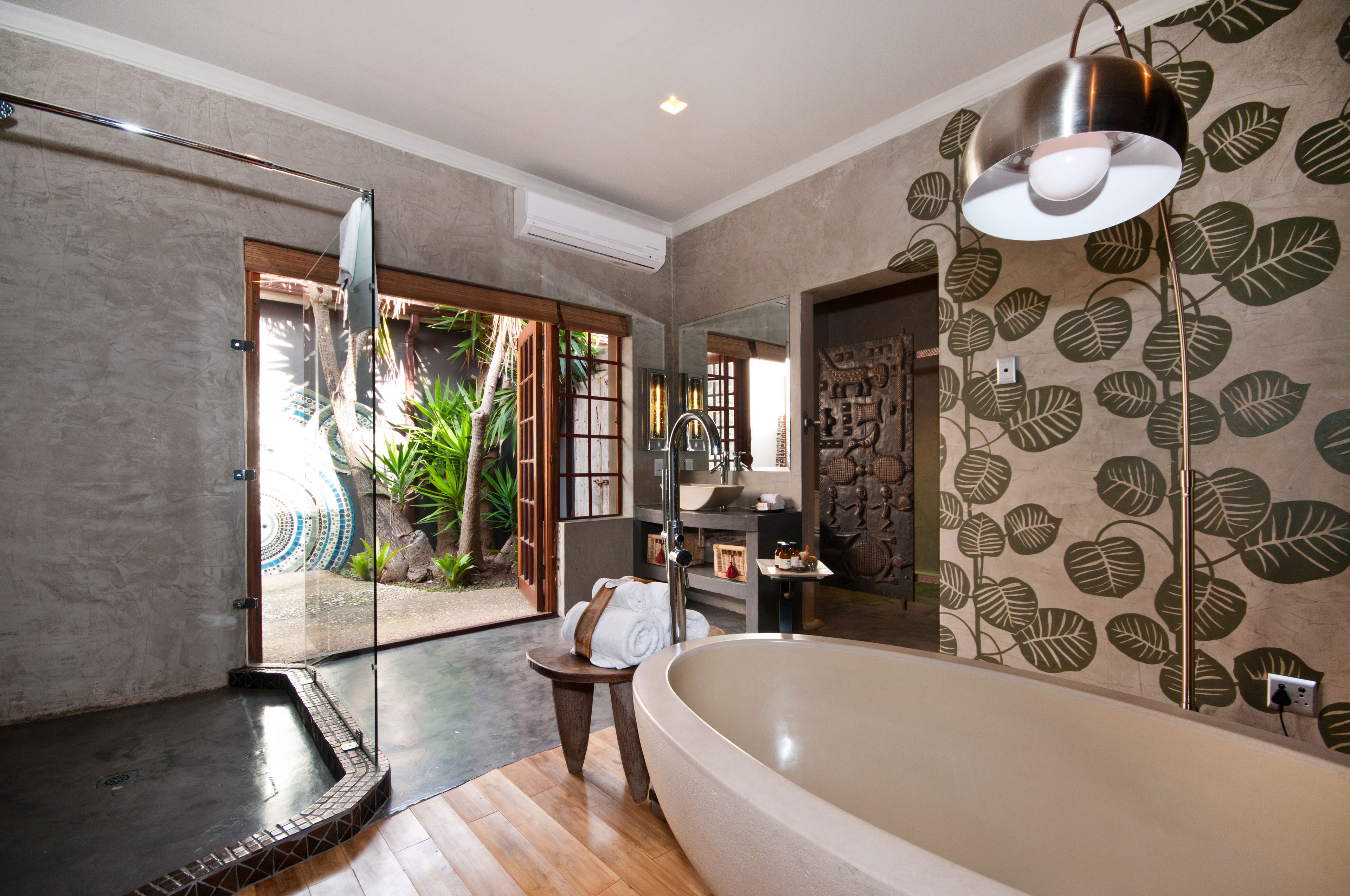 Separate bathtub and shower, free toiletries, hair dryer, bidet