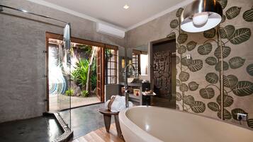 Separate bathtub and shower, free toiletries, hair dryer, bidet